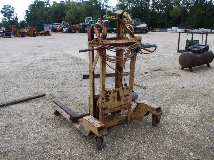 #1647-•-lift-with-electric-winch-and-motor,-wheel-mtd-image-4