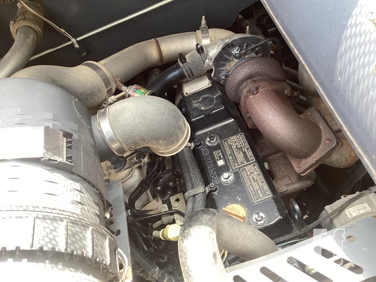 2012-gehl-v270-image-13