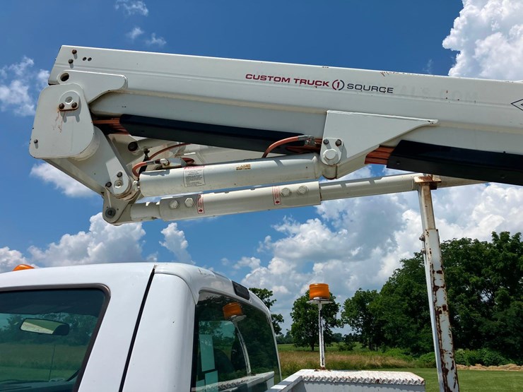2015-f-550-bucket-truck.-image-11