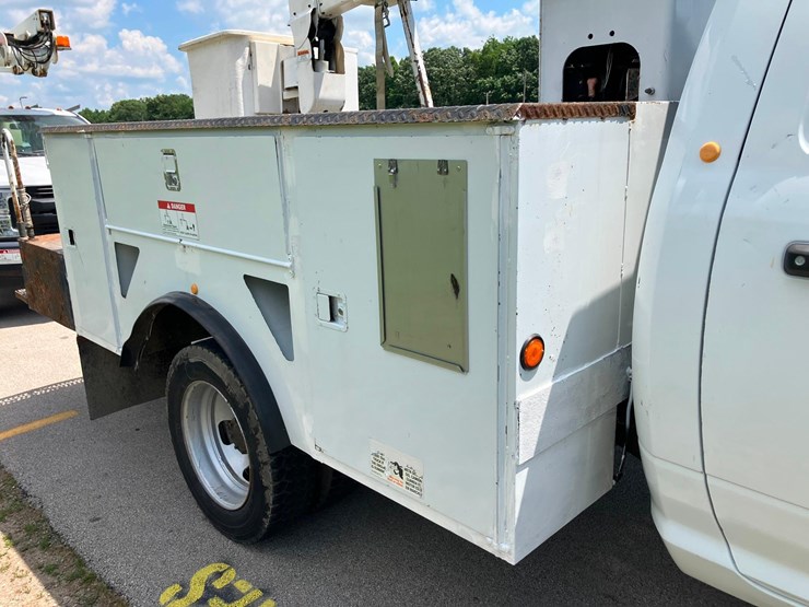 2015-dodge-5500-4x4-bucket-truck-image-5