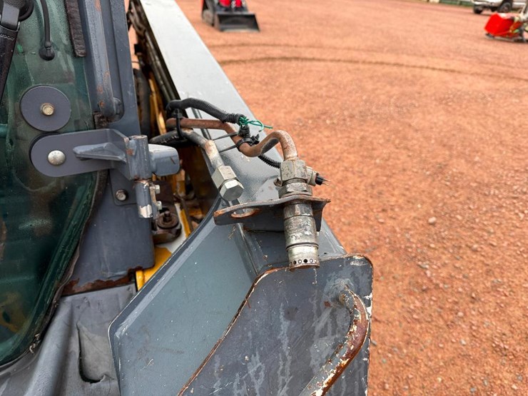 2010-deere-320d-image-16