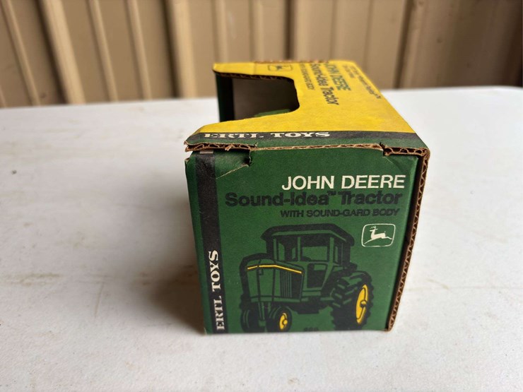 (2)-1/16-john-deere-12a-combine-and-1/32-40-series-tractor-nib-ertl-image-15