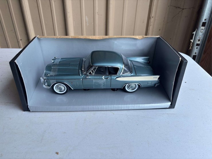(3)-1/24-ford-bank-and-1/18-ford-hotrod-and-studebaker-golden-hawk-image-17