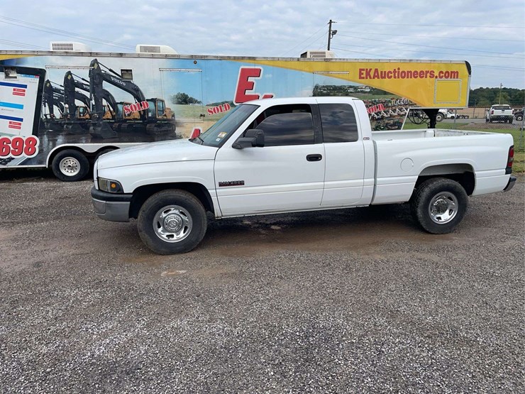 2001-dodge-2500-image-1