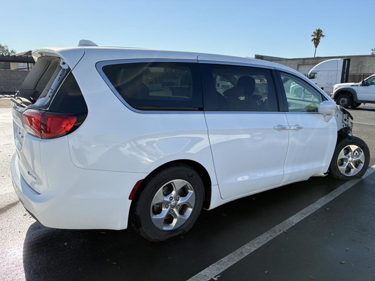 2020-chrysler-pacifica-image-4