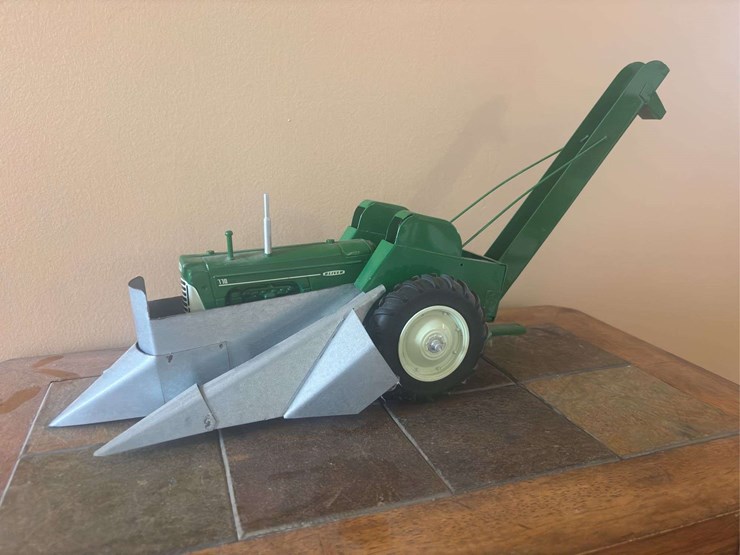 1/16-oliver-770-w/mounted-corn-picker-custom-image-2