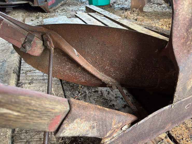 oliver-chilled-plow-works-15”-walking-plow-image-11