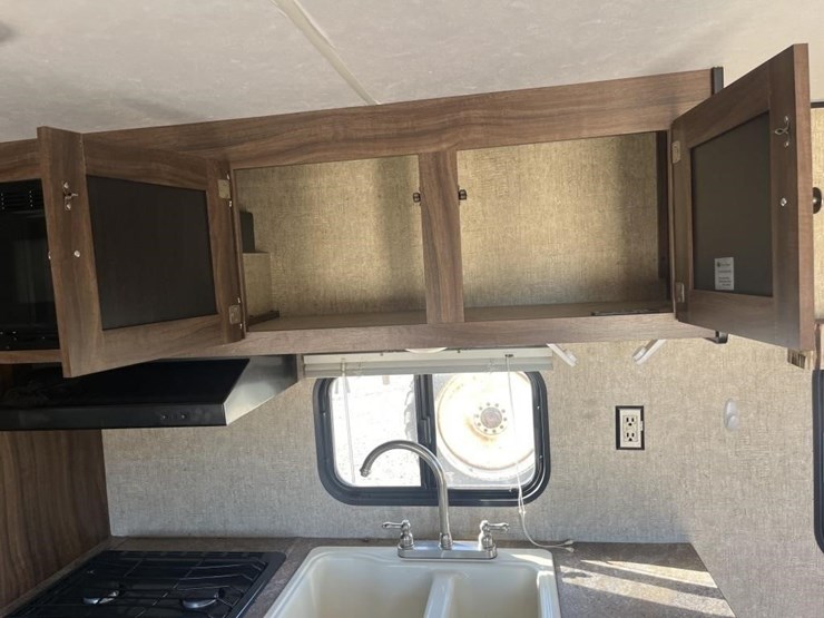 l2--2016-kz-sportsman-travel-trailer-image-18