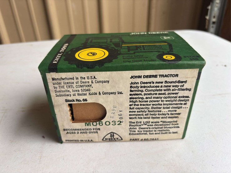 (2)-1/16-john-deere-12a-combine-and-1/32-40-series-tractor-nib-ertl-image-17