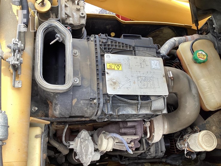 2019-caterpillar-440-image-13