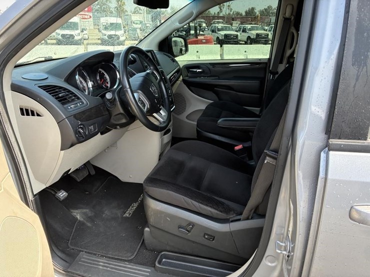 2017-dodge-grand-caravan-image-10