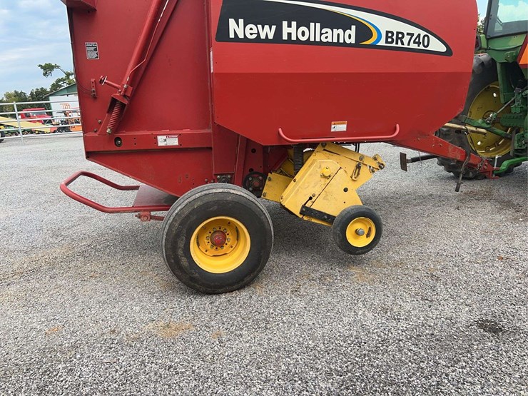 2005-new-holland-br740-image-17