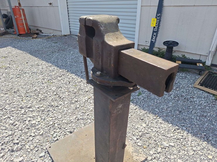 columbian-vice-on-metal-stand-image-7