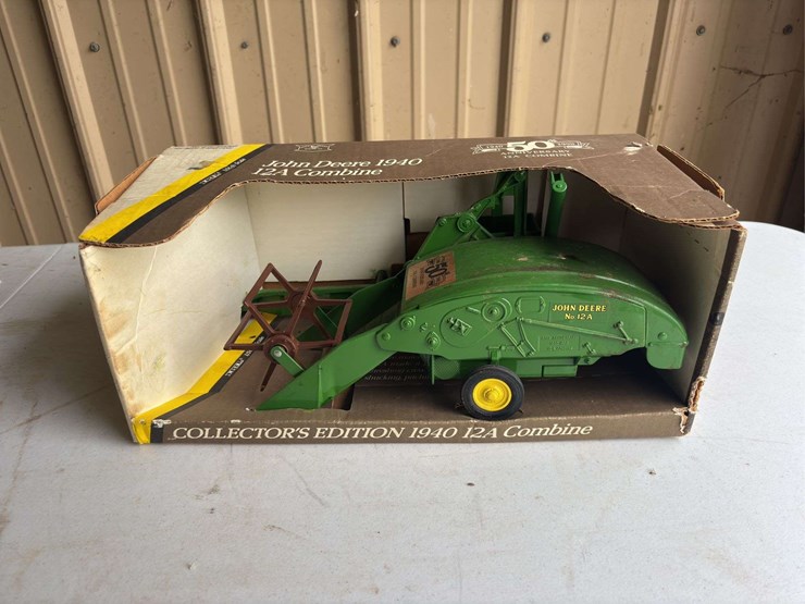 (2)-1/16-john-deere-12a-combine-and-1/32-40-series-tractor-nib-ertl-image-2