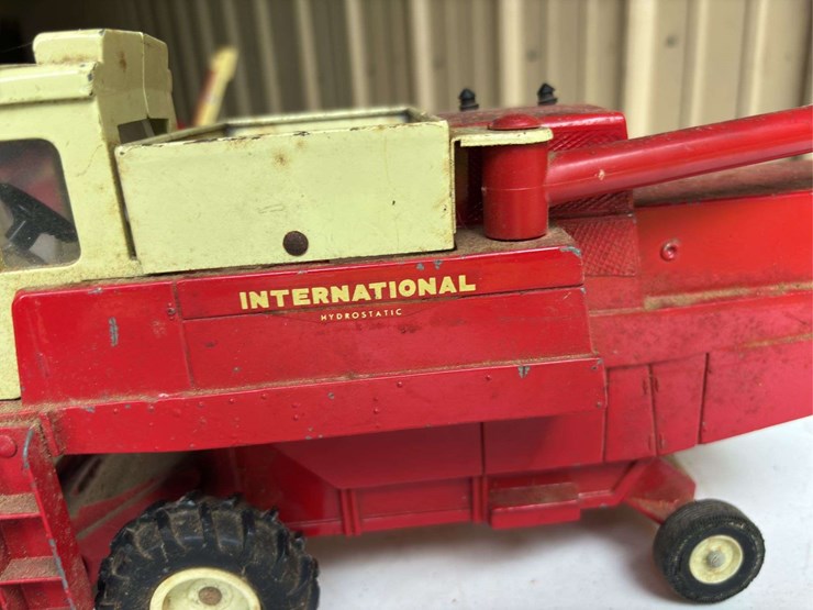 (2)-1/20-international-harvester-915-combine-and-1/16-5100-grain-drill-ertl-image-8