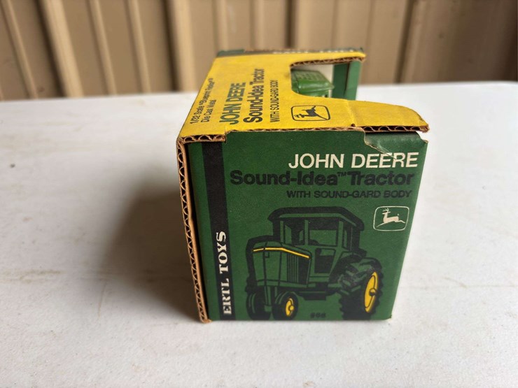 (2)-1/16-john-deere-12a-combine-and-1/32-40-series-tractor-nib-ertl-image-16