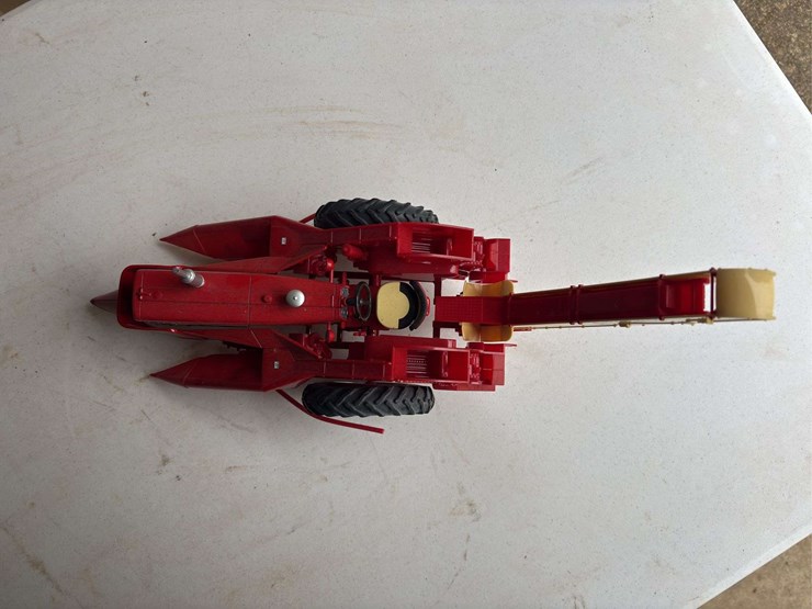 1/16-farmall-460-w/2-row-mounted-corn-picker-image-5