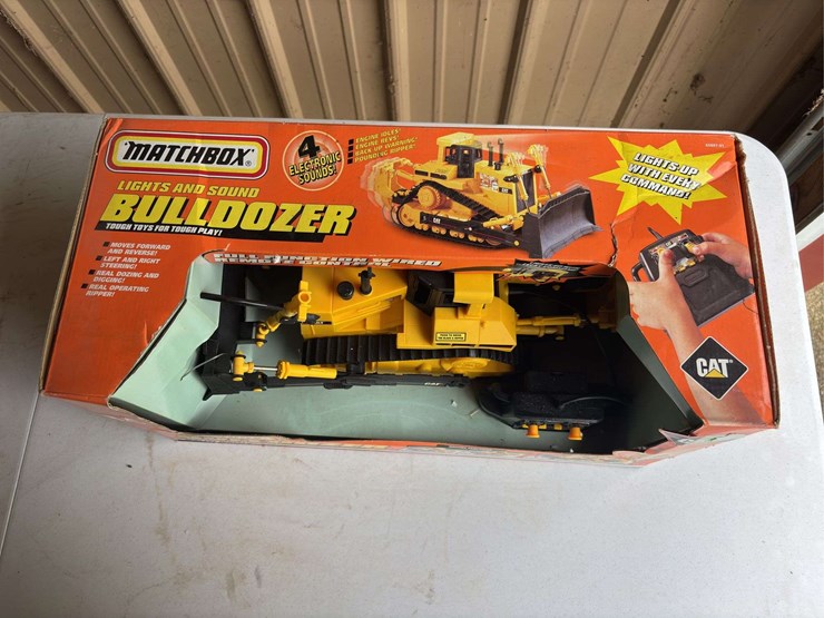 (3)-cat-bulldozer-remote-control-and-vehicle-models-image-3
