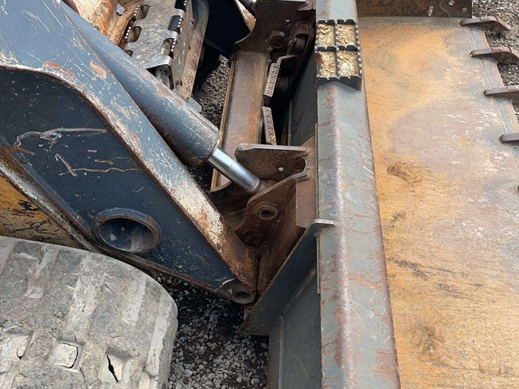 2012-john-deere-329d-image-10