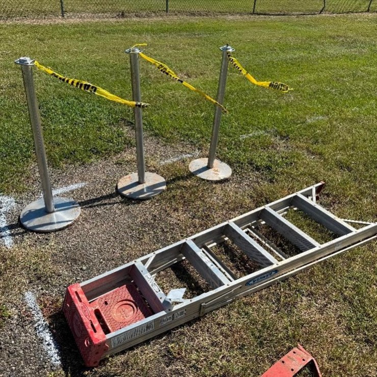 6' ALUMINUM STEP LADDER & (3) STANCHIONS