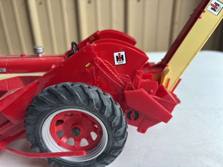 1/16-farmall-460-w/2-row-mounted-corn-picker-image-10