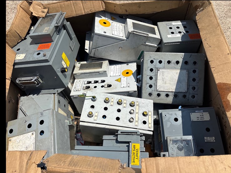 #3482-•-misc-lot-of-electrical-boxes-image-3