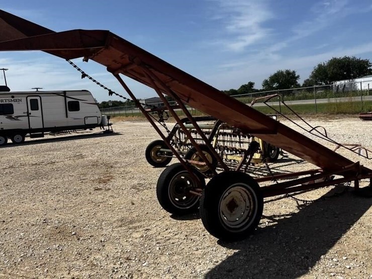 l2--square-bale-loader-image-2