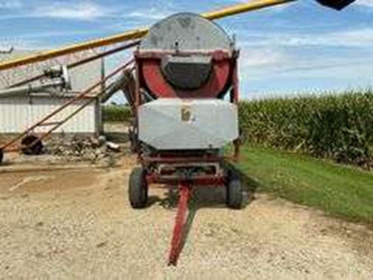 hutch-cleaner-c-3000-grain-cleaner-on-running-gear-image-3