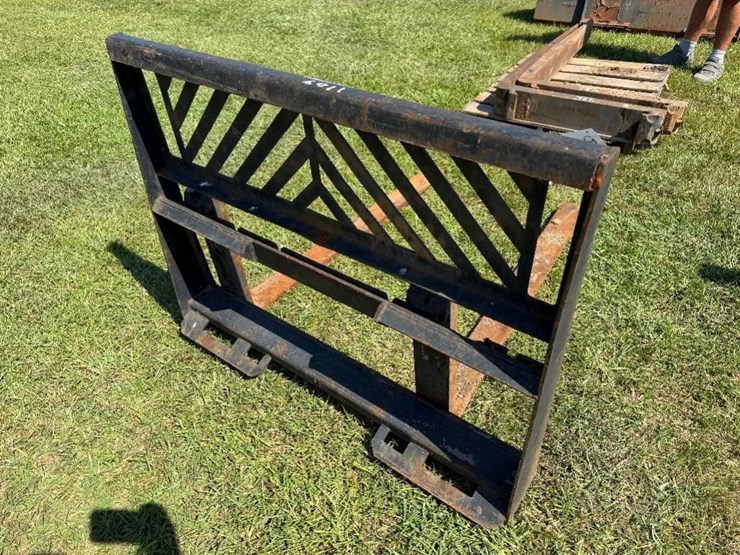 4'-skid-steer-forks-w/mast-**damaged-on-left-image-3