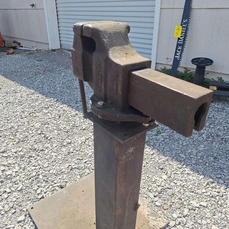 COLUMBIAN VICE ON METAL STAND
