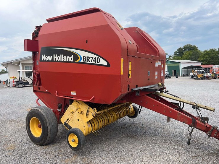 2005-new-holland-br740-image-19