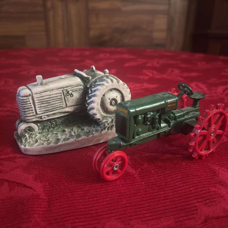 (2) 1/32 Oliver 80 and Oliver 66 Figurine