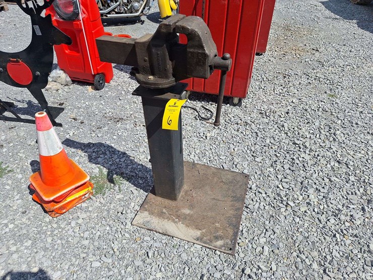 columbian-vice-on-metal-stand-image-2