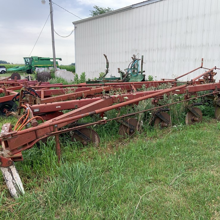 IH 710 plow 7 bottom