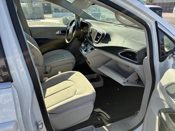 2020-chrysler-pacifica-image-8