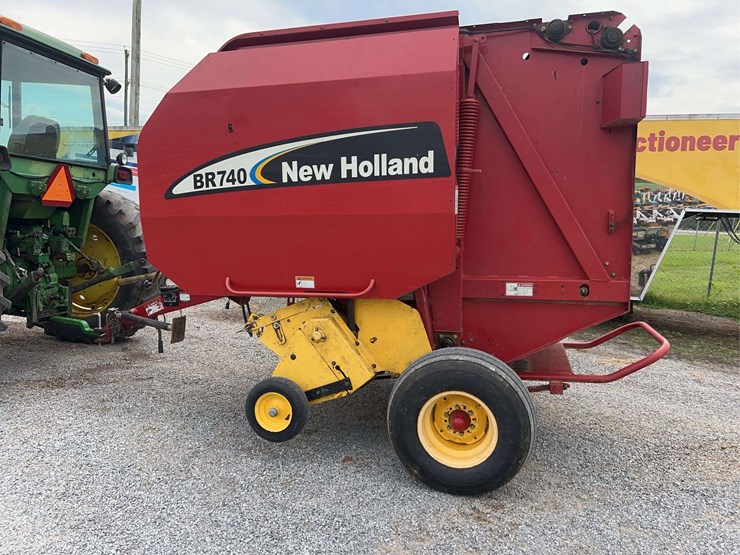 2005-new-holland-br740-image-8