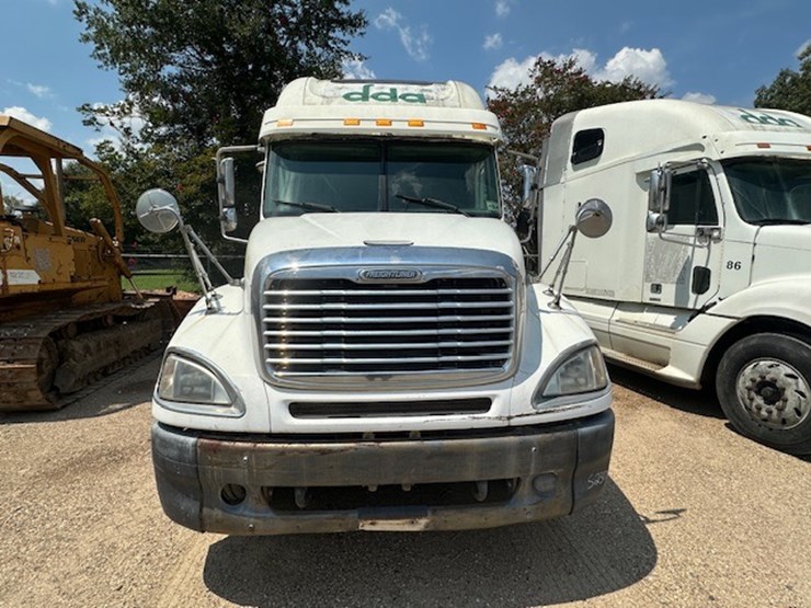 #217-•-2004-freightliner-columbia-image-8