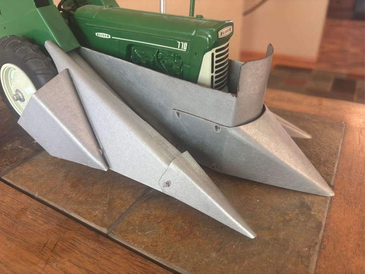 1/16-oliver-770-w/mounted-corn-picker-custom-image-8