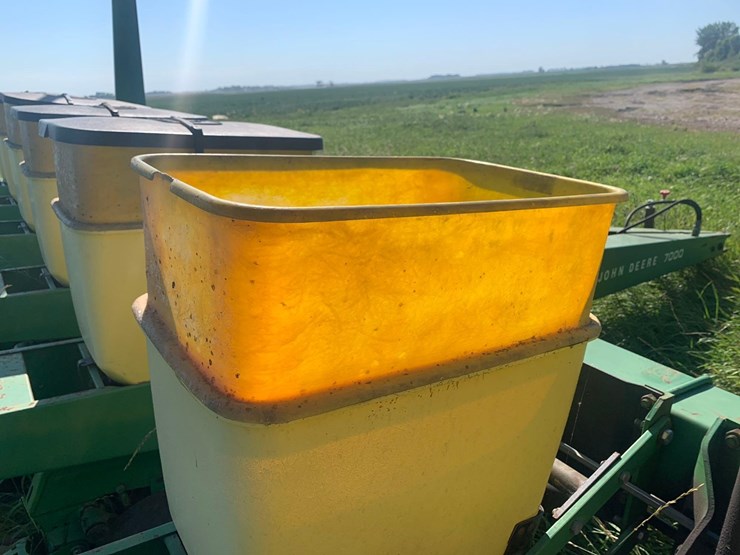 john-deere-7000-corn-planter-image-2