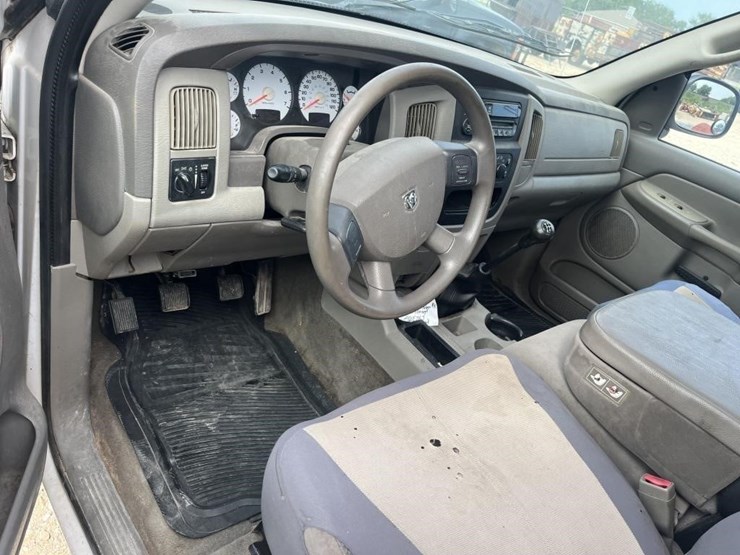 2004-dodge-1500-image-12