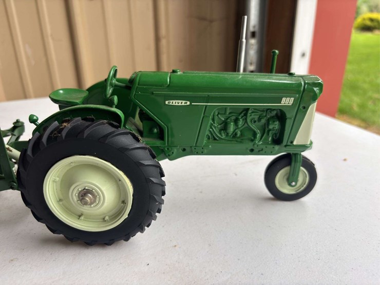 1/16-oliver-880-and-sickle-mower-image-9
