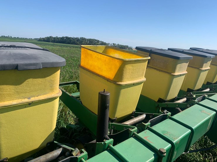 john-deere-7000-corn-planter-image-1