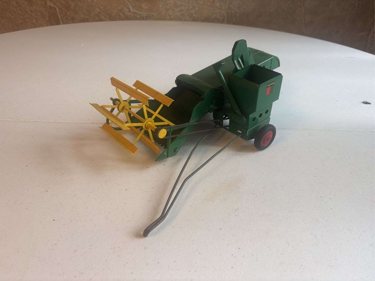 (2)-1/16-oliver-baler-and-combine-slik-image-9