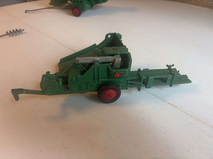 (2)-1/16-oliver-baler-and-combine-slik-image-3