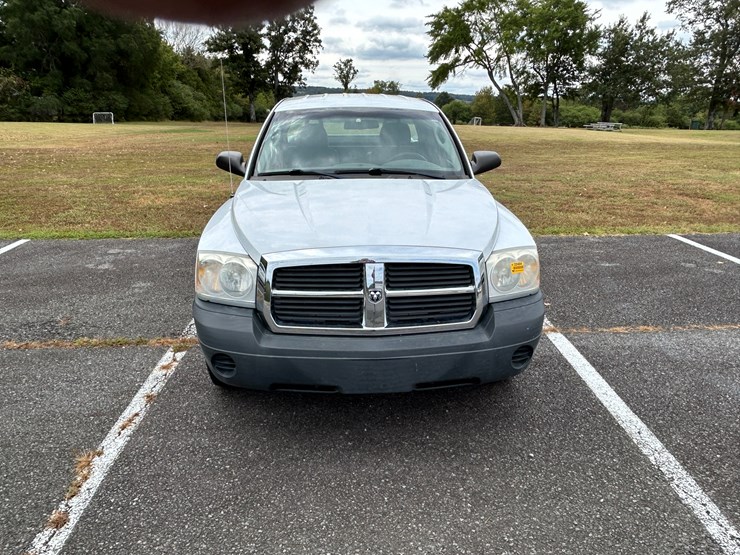 2005-dodge-dakota-image-2