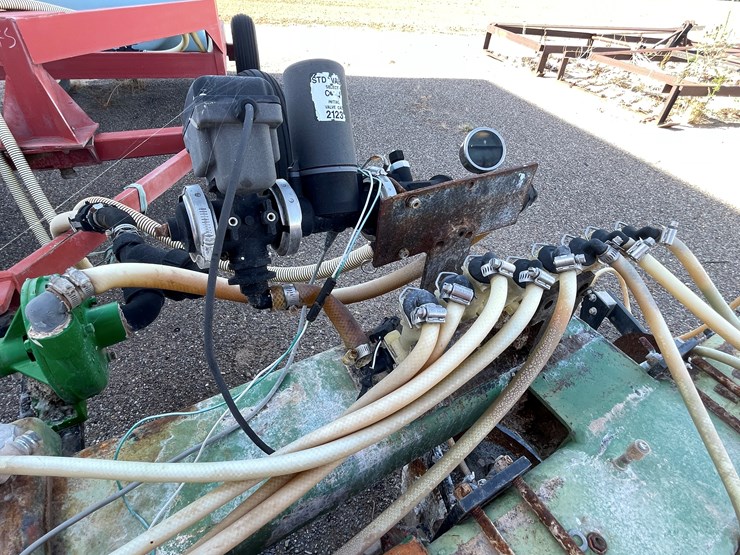 #9020-•-custom-4-row-liquid-fertilizer-applicator-w/pup-tank-image-14