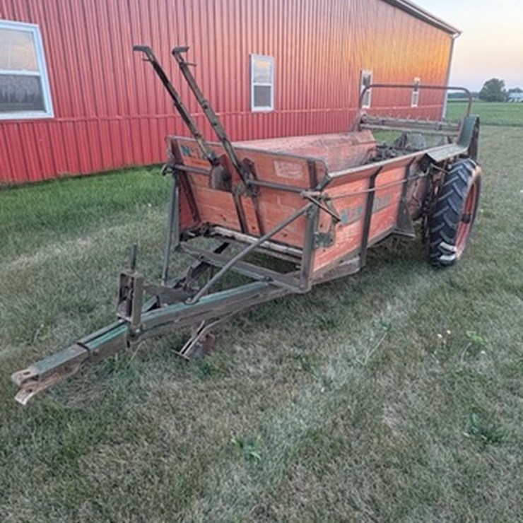 New Idea 12A manure spreader