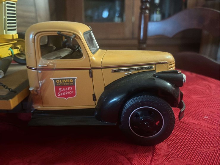 1/16-oliver-880-twin-tractor-and-gmc-delivery-truck-image-10