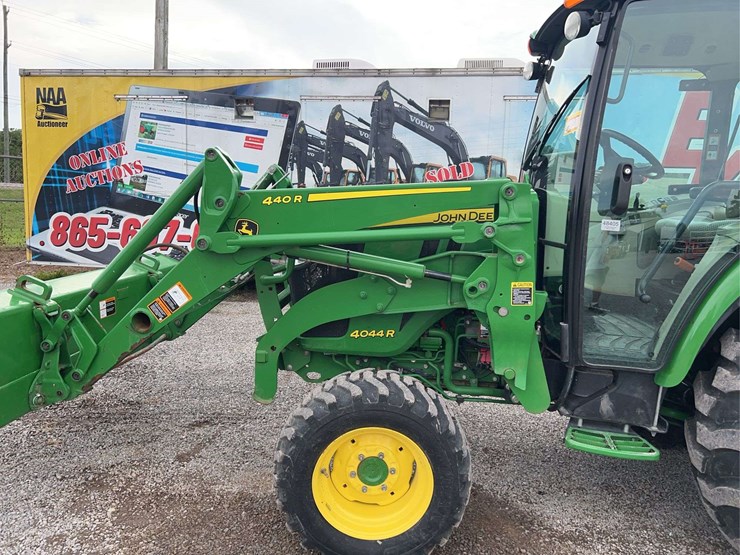 john-deere-4044r-image-6