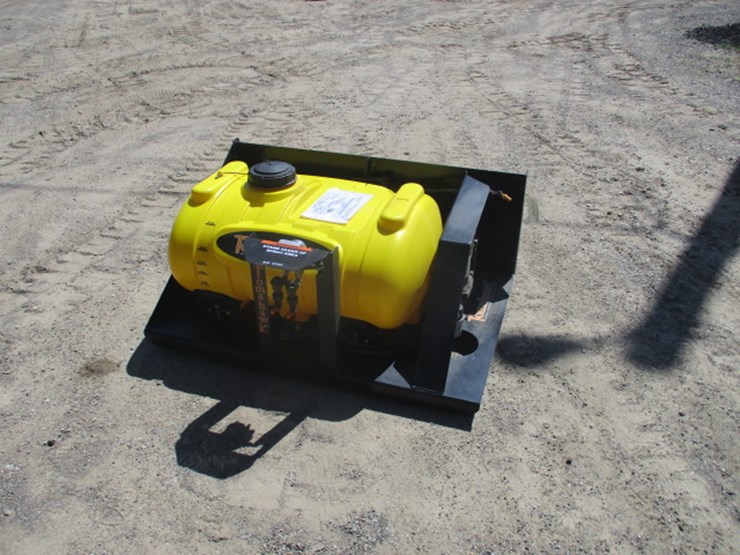 #3005-•-40-gal-tomahawk-sprayer-image-1